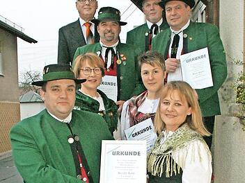 Für 20 und 30 Jahre aktive Mitarbeit im Vereinsausschuss wurden beim Volkstrachtenverein "Zechgemeinschaft Neukenroth" fünf Mitglieder besonders geehrt (oben v.l.): Zweiter Bürgermeister Siegfried Weißerth, Steffen Rubel, Rainer Daum, Mario Wagner, unten von links Holger Bogdanski, Sabine Scherbel, Stefanie Opel und Bettina Rubel Foto: Joachim Beez