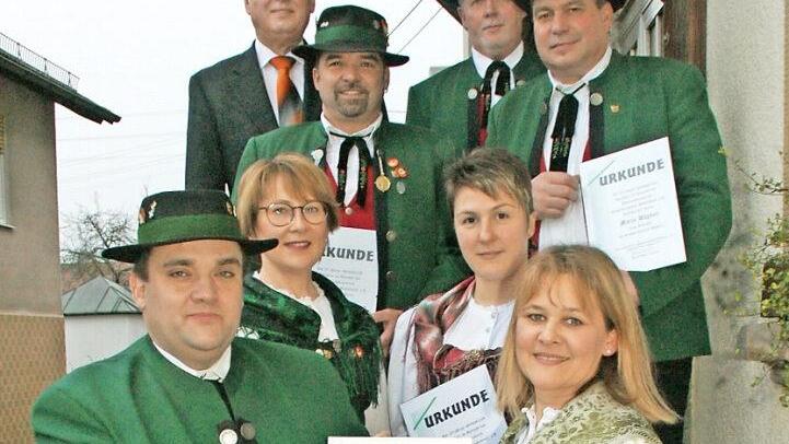 Für 20 und 30 Jahre aktive Mitarbeit im Vereinsausschuss wurden beim Volkstrachtenverein "Zechgemeinschaft Neukenroth" fünf Mitglieder besonders geehrt (oben v.l.): Zweiter Bürgermeister Siegfried Weißerth, Steffen Rubel, Rainer Daum, Mario Wagner, unten von links Holger Bogdanski, Sabine Scherbel, Stefanie Opel und Bettina Rubel Foto: Joachim Beez