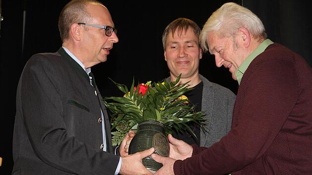 F&uuml;r seine Verdienste um den Obst- und Gartenbauverein Unnersdorf erhielt Hans Hofmann (rechts) den Ehrenkrug des Kreisverbandes. Mit auf dem Bild sind Kreisvorsitzender Christian Mei&szlig;ner (links) und Kreisfachberater Michael Stromer (Mitte). Foto: Gerda V&ouml;lk