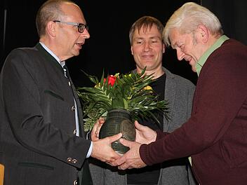 Für seine Verdienste um den Obst- und Gartenbauverein Unnersdorf erhielt Hans Hofmann (rechts) den Ehrenkrug des Kreisverbandes. Mit auf dem Bild sind Kreisvorsitzender Christian Meißner (links) und Kreisfachberater Michael Stromer (Mitte). Foto: Gerda Völk
