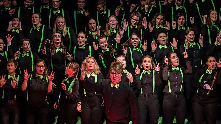 Mitreißendes Jubiläums- und Abschiedskonzert: Unter Leitung seines scheidenden Dirigenten Moritz Metzner begeisterte der Coburger Hochschulchor "Die Klangfänger" im ausverkauften Landestheater.Foto: Jochen Berger