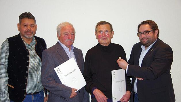 F&uuml;r 50 Jahre Vereinstreue ehrten Manuel Perez sen. (links) und Markus Stockmann (rechts) Walter B&ouml;mmel und Hellmut Schneider. Klaus Werner
