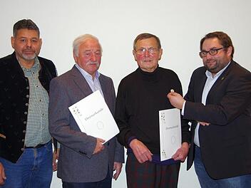 Für 50 Jahre Vereinstreue ehrten Manuel Perez sen. (links) und Markus Stockmann (rechts) Walter Bömmel und Hellmut Schneider. Klaus Werner