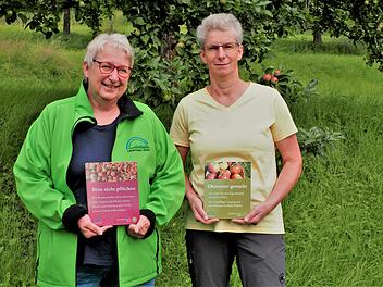 Janet Emig (links) vom Verein Natur- und Lebensraum Rhön und Astrid Schäfer als Initiatorin hoffen, dass dank der Schilder möglichst viel Obst einer Ernte und Nutzung zugeführt werden kann.