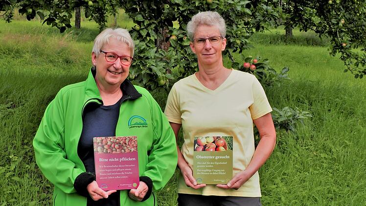 Janet Emig (links) vom Verein Natur- und Lebensraum Rhön und Astrid Schäfer als Initiatorin hoffen, dass dank der Schilder möglichst viel Obst einer Ernte und Nutzung zugeführt werden kann.