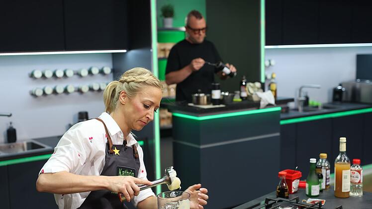 Mit Brandteig-Krapferl erkocht sich Kathrin Menzinger einen goldenen Stern und Max Strohe als Coach.