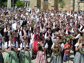 Beim Festzug durch Weilersbach gratulierten die Musiker und Kapellen dem Weilersbacher Musikverein lautstark zu dessen 50. Geburtstag. Fotos: Amon