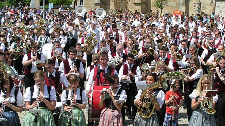 Beim Festzug durch Weilersbach gratulierten die Musiker und Kapellen dem Weilersbacher Musikverein lautstark zu dessen 50. Geburtstag. Fotos: Amon