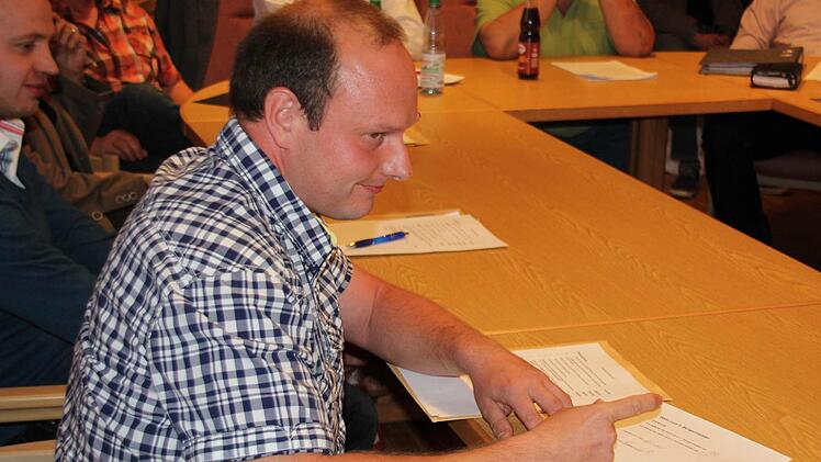 Christian Beierlieb unterzeichnet seine Einverständnis-Erklärung als Dritter Bürgermeister zu fungieren. Foto: Ralf Kestel