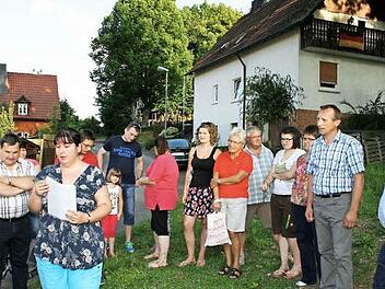 Mehr als 100 Unterschriften von Einwohnern Mainecks für einen neuen Spielplatz am Bergweg übergab Maria-Theresa Dorn an Bürgermeister Robert Hümmer (links). Foto: red