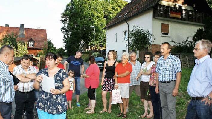 Mehr als 100 Unterschriften von Einwohnern Mainecks für einen neuen Spielplatz am Bergweg übergab Maria-Theresa Dorn an Bürgermeister Robert Hümmer (links). Foto: red
