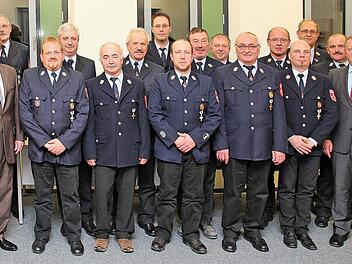 Aus Poppenlauer und Weichtungen wurden Feuerwehrleute für 25- oder 40jährige aktive Dienstzeit geehrt. Unser Bild zeigt sie mit ihren Kommandanten, Bürgermeister Matthias Klement, Kreisbrandinspektor Edwin Frey, Kreisbrandmeister Holger Ulrich sowie Landrat Thomas Bold.   Foto: Dieter Britz