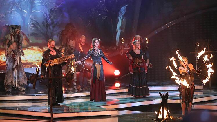 "Faun" stehen auf Mittelalter - und auf entsprechendes Bühnenspektakel. In der Mitte Sängerin Fiona Rüggeberg. Foto: Riegerpress