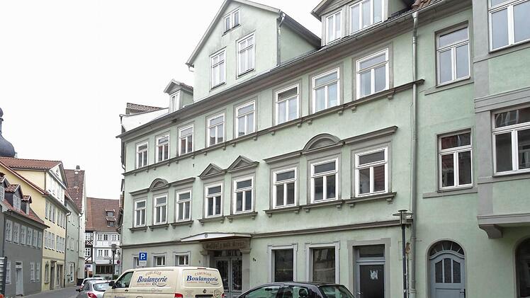 Einst befand sich in diesem achtachsigen und dreigeschossigen Gebäude mit seiner weitgehend symmetrischen Fassadengestaltung eine Gastwirtschaft.Foto: Jochen Berger