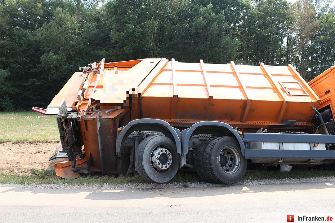 Muellabfuhr kommt von Strasse ab und landet im Graben