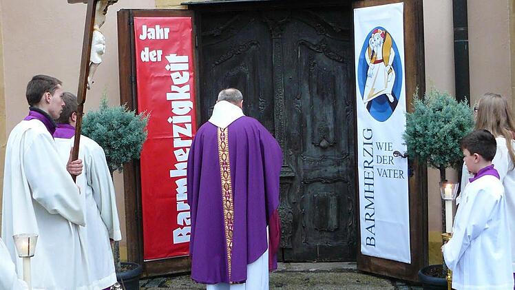 Pater Adrian vor der "Pforte der Barmherzigkeit"