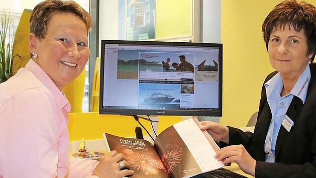 Karin Volkamer (links) bucht am liebsten schon kurz nach einem Urlaub bei Reiseverkehrskauffrau Sylvia Reith den n&auml;chsten. Foto: Ralf Ruppert