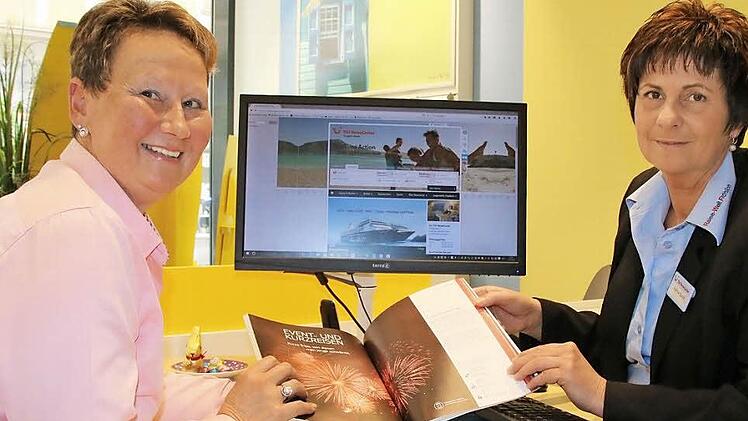 Karin Volkamer (links) bucht am liebsten schon kurz nach einem Urlaub bei Reiseverkehrskauffrau Sylvia Reith den nächsten. Foto: Ralf Ruppert