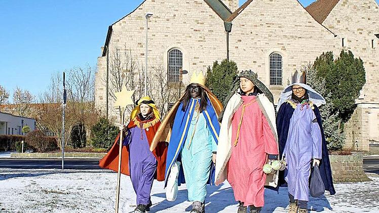 Die Sternsinger Benedikt, Julian, Joshua und Jakob (von links) zogen durch Ebelsbach, unser Fotograf Ralf Naumann hat dieses Foto die "Eisigen drei Könige" mit Sternträger genannt, denn die Jugendlichen waren bei eisiger Kälte unterwegs.