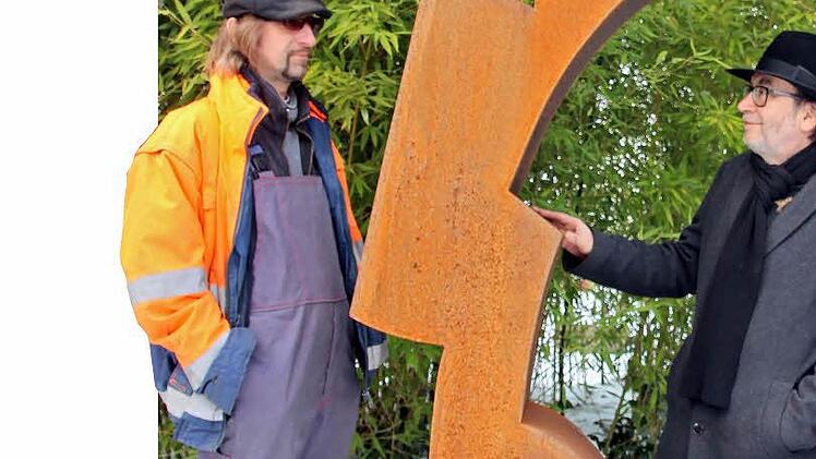 Nicht nur menschliche Gesichter können Tore zu geheimen Welten sein. Guido und Johannes Häfner betrachten eine "Figurine"aus Corten-Stahl.  Fotos: Diana Fuchs