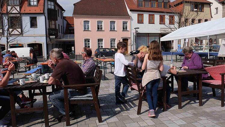 Recht wohl auf dem Viehhofplatz fühlte sich die Handball-Abteilung des Hammelburger TV/DJK. Dort gab es hausgemachte Kuchen. Foto: Gerd Schaar