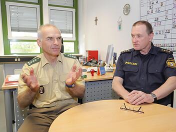 Polizeidirektor Thomas Schreiber (rechts) und Werner Schnödt, Leiter der Verkehrspolizei-Inspektion, wünschen sich baldmöglichst ein Ende der Raumnot im zentralen Polizeigebäude an der Schildstraße. Foto: Matthias Hoch