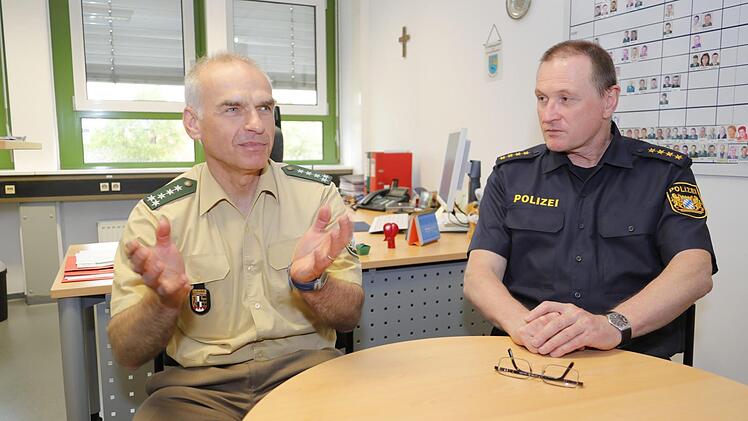 Polizeidirektor Thomas Schreiber (rechts) und Werner Schnödt, Leiter der Verkehrspolizei-Inspektion, wünschen sich baldmöglichst ein Ende der Raumnot im zentralen Polizeigebäude an der Schildstraße. Foto: Matthias Hoch
