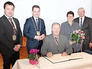 Beim Eintrag ins Goldene Buch: Michael und Maria Mohr mit den Burgebracher Bürgermeistern Peter Pohlmann (von links), Johannes Maciejonczyk und Baptist Göller Foto: Elke Pieger