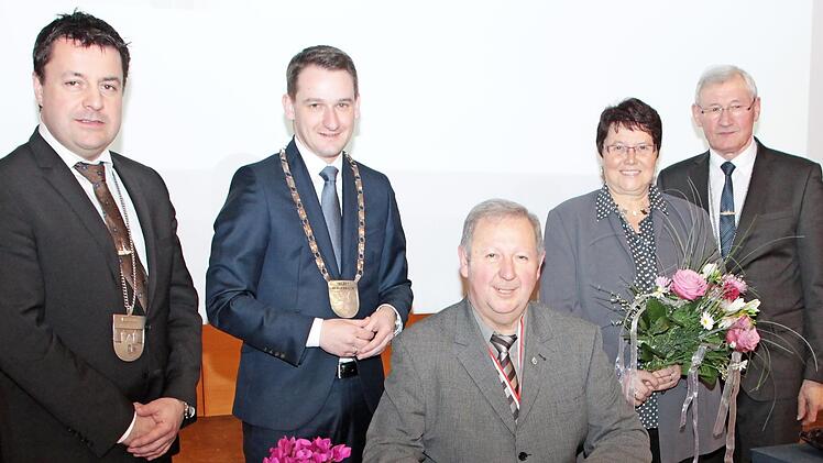 Beim Eintrag ins Goldene Buch: Michael und Maria Mohr mit den Burgebracher Bürgermeistern Peter Pohlmann (von links), Johannes Maciejonczyk und Baptist Göller Foto: Elke Pieger