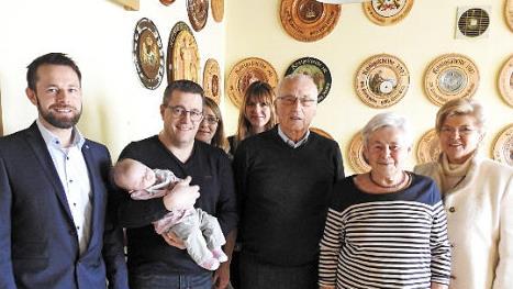 Geburtstagsjubilar Gerhard Str&ouml;hlein (Dritter von rechts), seine Ehefrau Alice (rechts von ihm) und B&uuml;rgermeisterin Gabriele Weber (rechts) im Kreise der Familienangeh&ouml;rigen Foto: Paul Hader