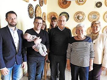 Geburtstagsjubilar Gerhard Ströhlein (Dritter von rechts), seine Ehefrau Alice (rechts von ihm) und Bürgermeisterin Gabriele Weber (rechts) im Kreise der Familienangehörigen Foto: Paul Hader