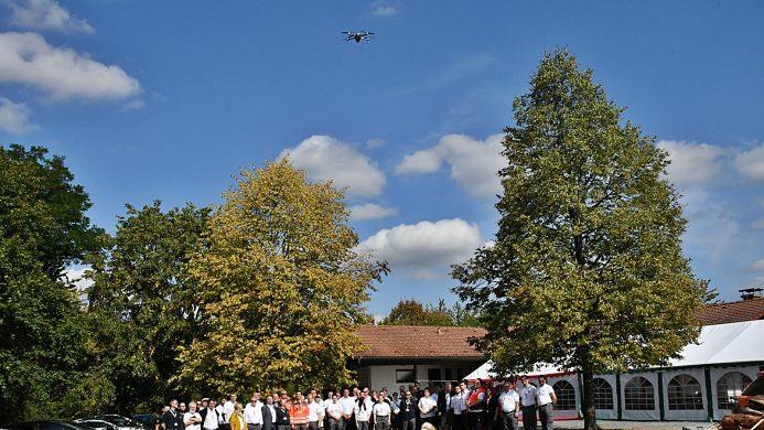Das Gemeinschaftsbild mit den Teilnehmer des BRK-Fachdienstlager der Bereitschaften am Jugendzeltplatz Münnerstadt. Hier war die Fotokamera der Drohne im Einsatz, und sie bedankte sich denn auch mit einem "Dankeschön" von ganz oben.  Foto: Hanns Friedrich