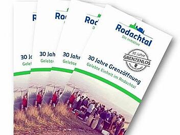 Mit dieser Programmbrosch&uuml;re bewirbt die Initiative Rodachtal die Veranstaltungen anl&auml;sslich der Grenz&ouml;ffnung vor 30 Jahren.  Foto: M. Rohner