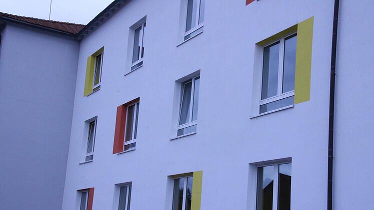 Mit Farbnuancen wurde die Fassade der Schule zur St.-Georg-Straße hin bereits neu gestaltet. Foto: Matthias Einwag