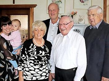 Von links: Enkelin Jessica Essler mit Urenkelin Hannah, Tochter Regina Essler, Bürgermeister Gerald Brehm, der Jubilar Felix Schwager und Altlandrat Franz Krug Foto: Johanna Blum