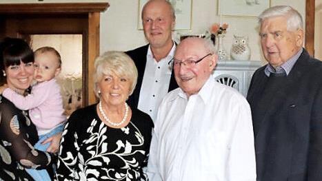 Von links: Enkelin Jessica Essler mit Urenkelin Hannah, Tochter Regina Essler, Bürgermeister Gerald Brehm, der Jubilar Felix Schwager und Altlandrat Franz Krug Foto: Johanna Blum