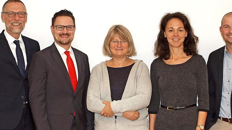Das Vorstandsteam des Arbeitskreises Schule-Wirtschaft (von links): Hartmut Büchner, Stefan Schneyer, Geschäftsführerin Cornelia Schaller, Stefanie Mayr-Leidnecker, Christian Förtsch Foto: Alfred Thieret