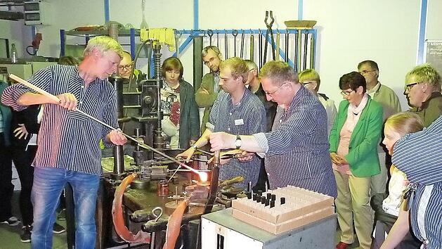 Glasmachervorf&uuml;hrungen am einstigen Halbautomaten sind im Flakonglasmuseum Kleintettau immer ein Hingucker. Foto: Gerd Fleischmann