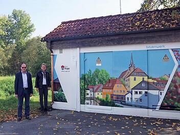 Projektverantwortlicher Hartmut Steidl, Kommunalkundenbetreuer Edgar Müller, Bürgermeister Bernd Rebhan und Netzbauleiter Markus Seidel (von links) freuen sich über das gelungene Kunstwerk an der Gas- und Trafostation in Küps.  Foto: Heike Schülein