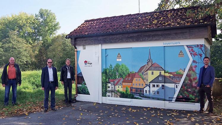 Projektverantwortlicher Hartmut Steidl, Kommunalkundenbetreuer Edgar Müller, Bürgermeister Bernd Rebhan und Netzbauleiter Markus Seidel (von links) freuen sich über das gelungene Kunstwerk an der Gas- und Trafostation in Küps.  Foto: Heike Schülein