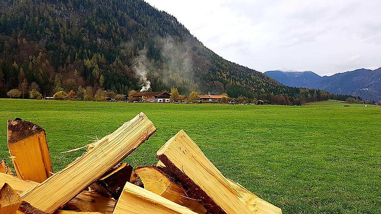 Heizen mit Holz hat eine gute CO2-Bilanz, verursacht aber hohe Feinstaub-Emissionen.