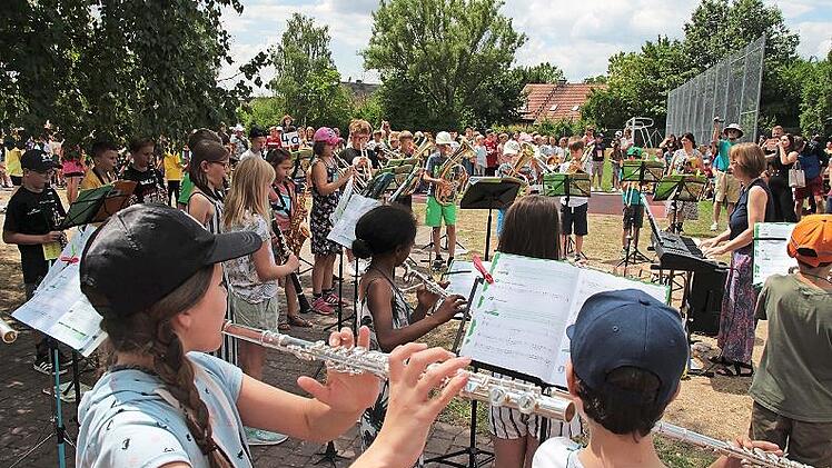 Die „Bläserbande“ aus Dritt- und Viertklässlern eröffnete das Fest der Höchstadter Grundschule Süd.