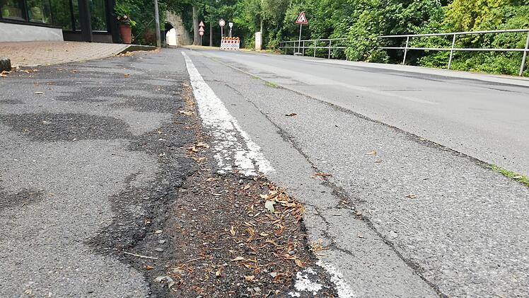 Viele schadhafte Stellen und damit Unebenheiten weist der Gehsteig in der Friedhofstraße auf.