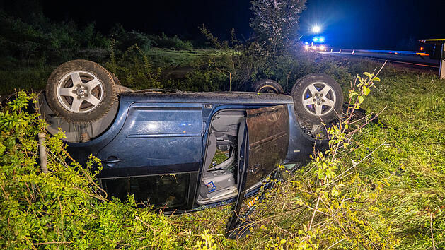 Kurioser Unfall auf der A70: Touran mit Einj&auml;hrigem an Bord &uuml;berschl&auml;gt sich neben Fahrbahn