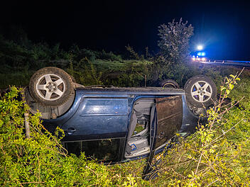 Kurioser Unfall auf der A70: Touran mit Einjährigem an Bord überschlägt sich neben Fahrbahn