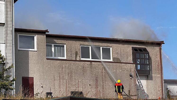 Fichtelberg: Ehemaliges Firmengebäude in Vollbrand - Großeinsatz der Feuerwehr