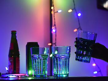 Drinks stehen auf einem Tisch