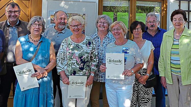 Geehrte mit Urkunde und Ehrennadel in Silber (1) mit der 3. Vorsitzenden des Kreisverbands, Ruth Geyer (Mitte hinten), dem 1. Vorsitzenden des OGV, Manfred Angles (links) und 2. OGV-Vorsitzender Robert Seufert (3.von rechts).Erich Werner