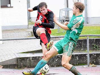 Kein Durchkommen: Lukas Nöth (FC Reichenbach) bleibt bei seinem Flankenversuch am Ramsthaler Tim Danz hängen. Foto: ssp