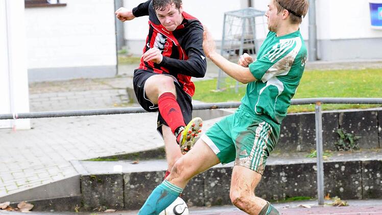 Kein Durchkommen: Lukas Nöth (FC Reichenbach) bleibt bei seinem Flankenversuch am Ramsthaler Tim Danz hängen. Foto: ssp